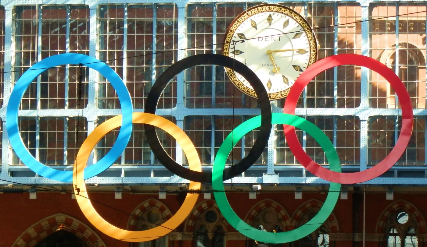 Koła olimpijskie na stacji St. Pancras w Londynie