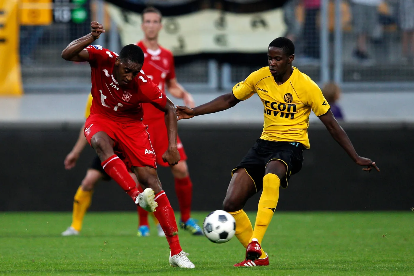 Leroy Fer (w czerwonym stroju)