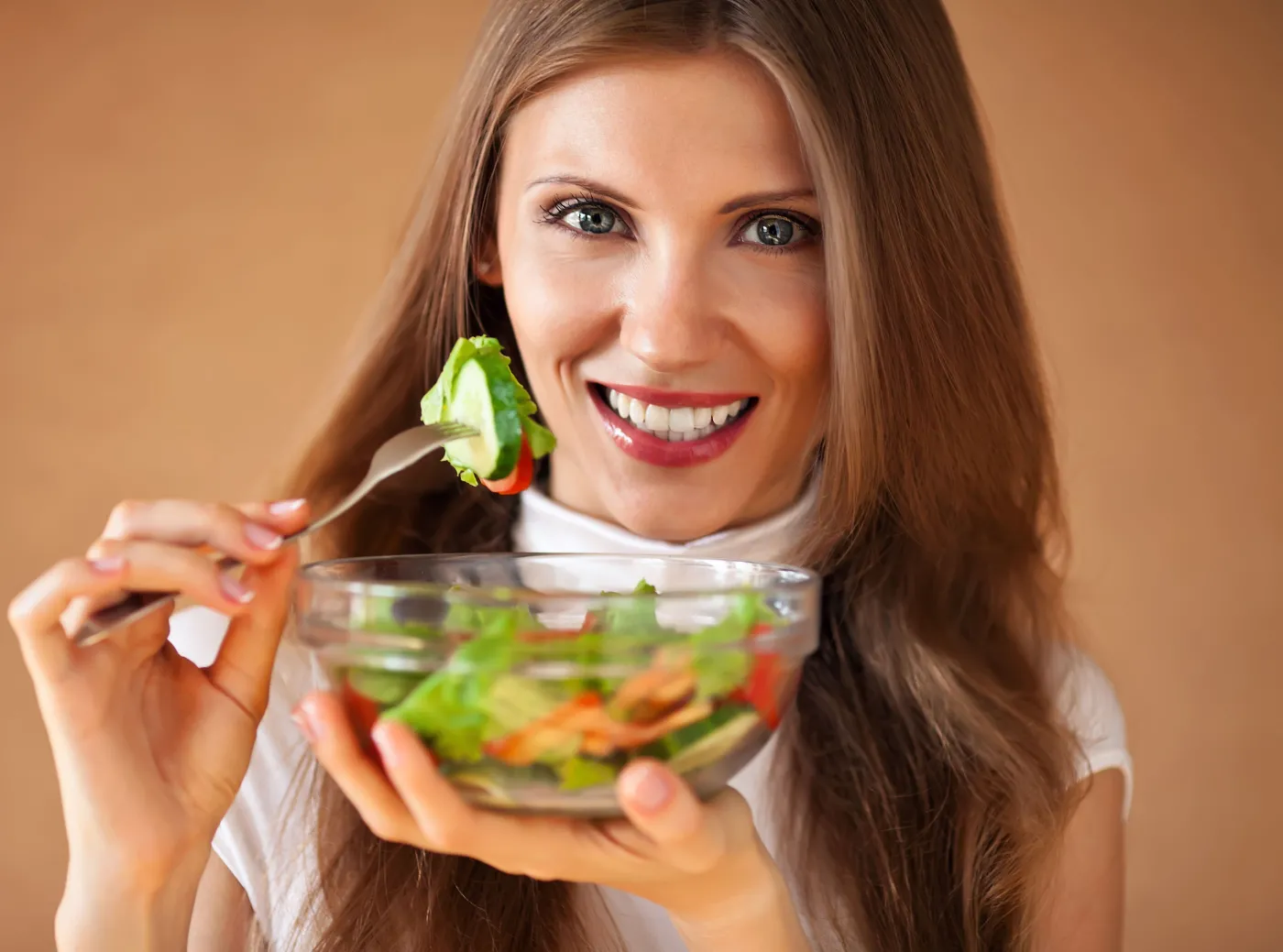 Kobieta je sałatkę warzywną