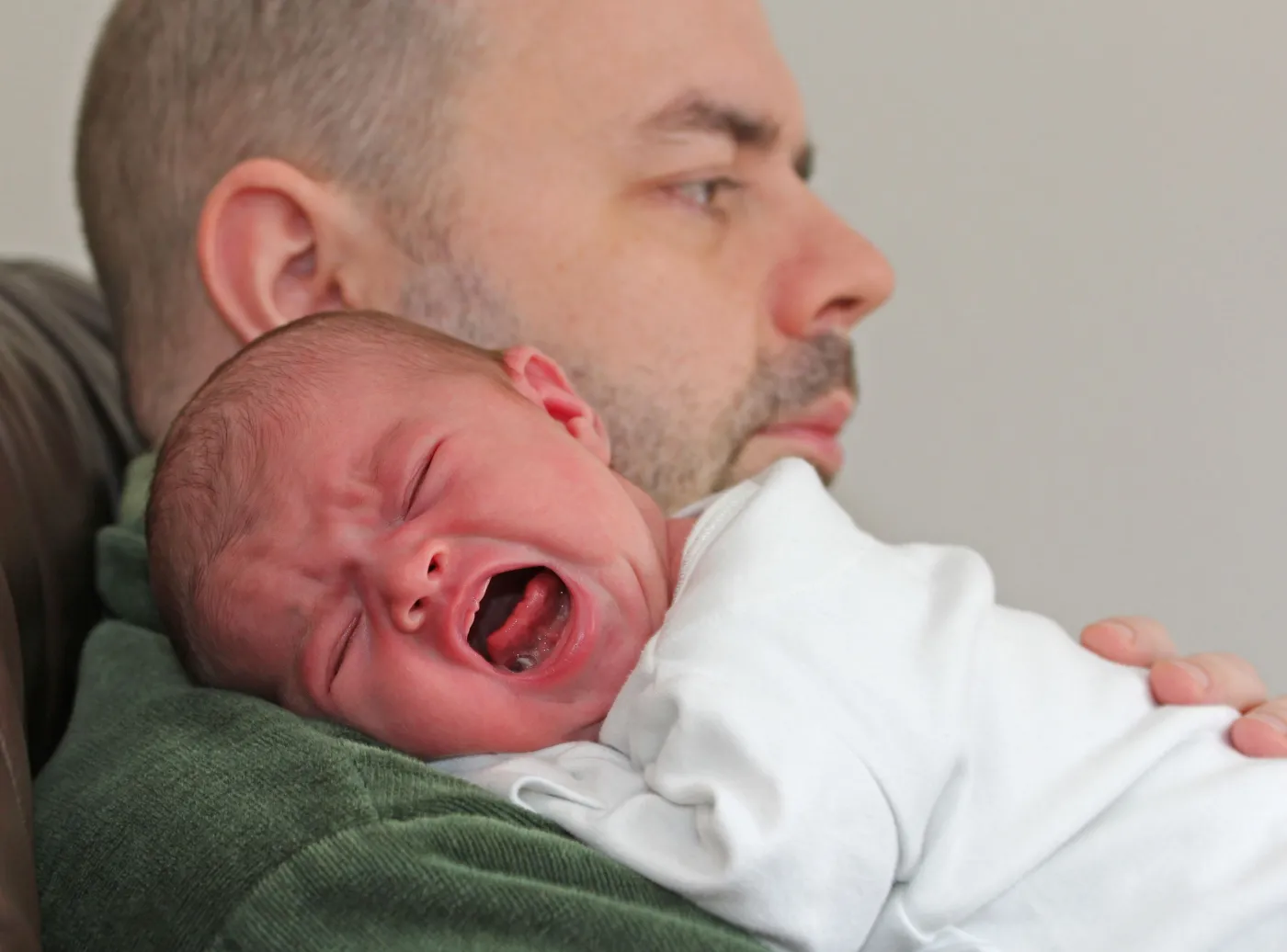 Mężczyzna przytula płaczące niemowlę