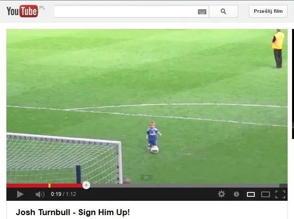 2-letni piłkarz podbił serca kibiców. Co mu skandowali?