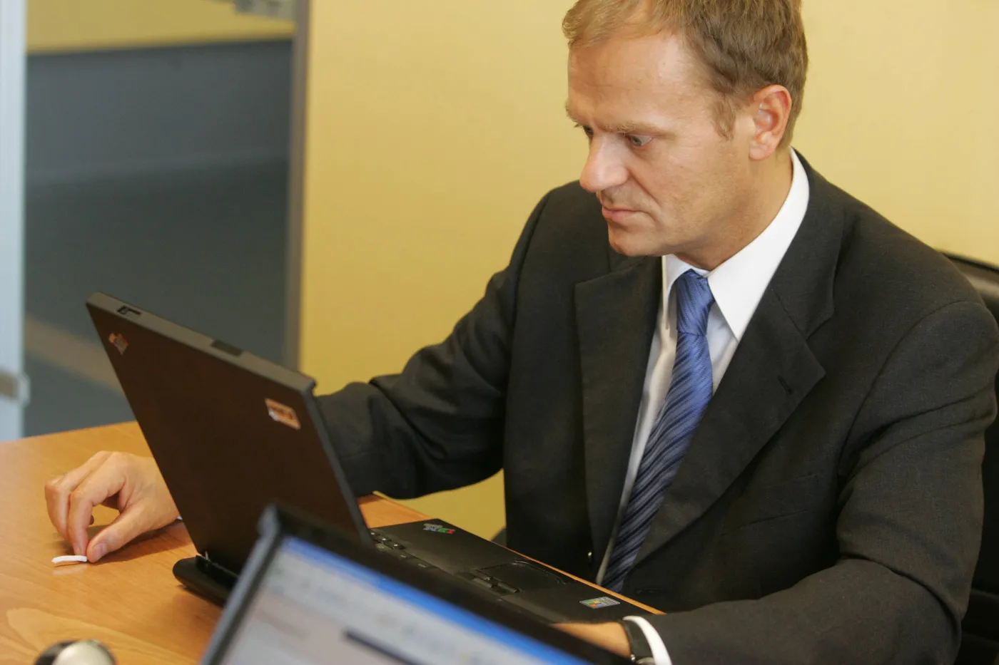 Donald Tusk przy komputerze