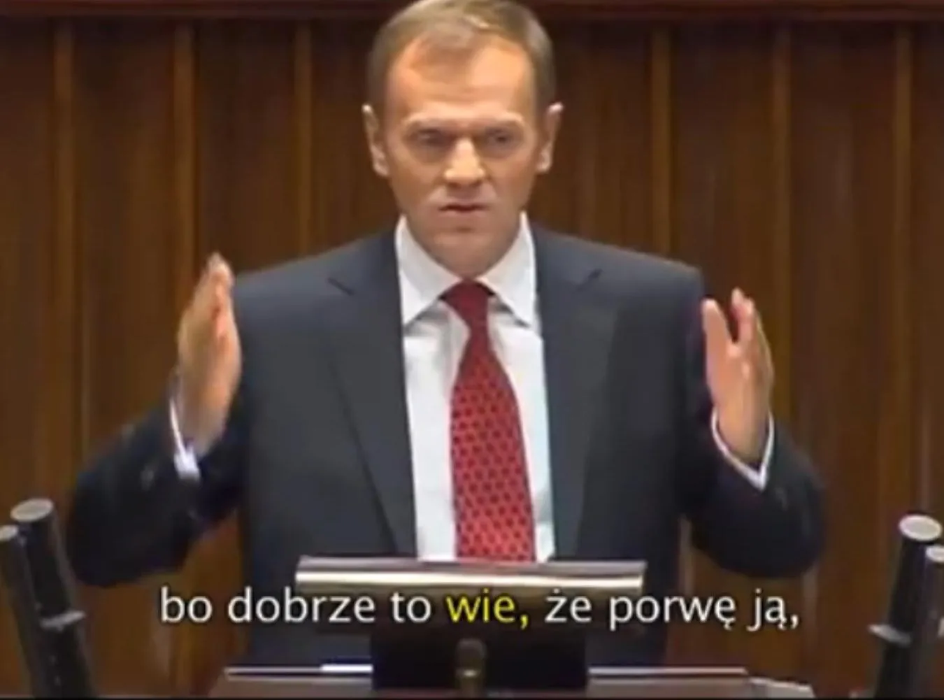Donald Tusk śpiewa "Ona tańczy dla mnie"