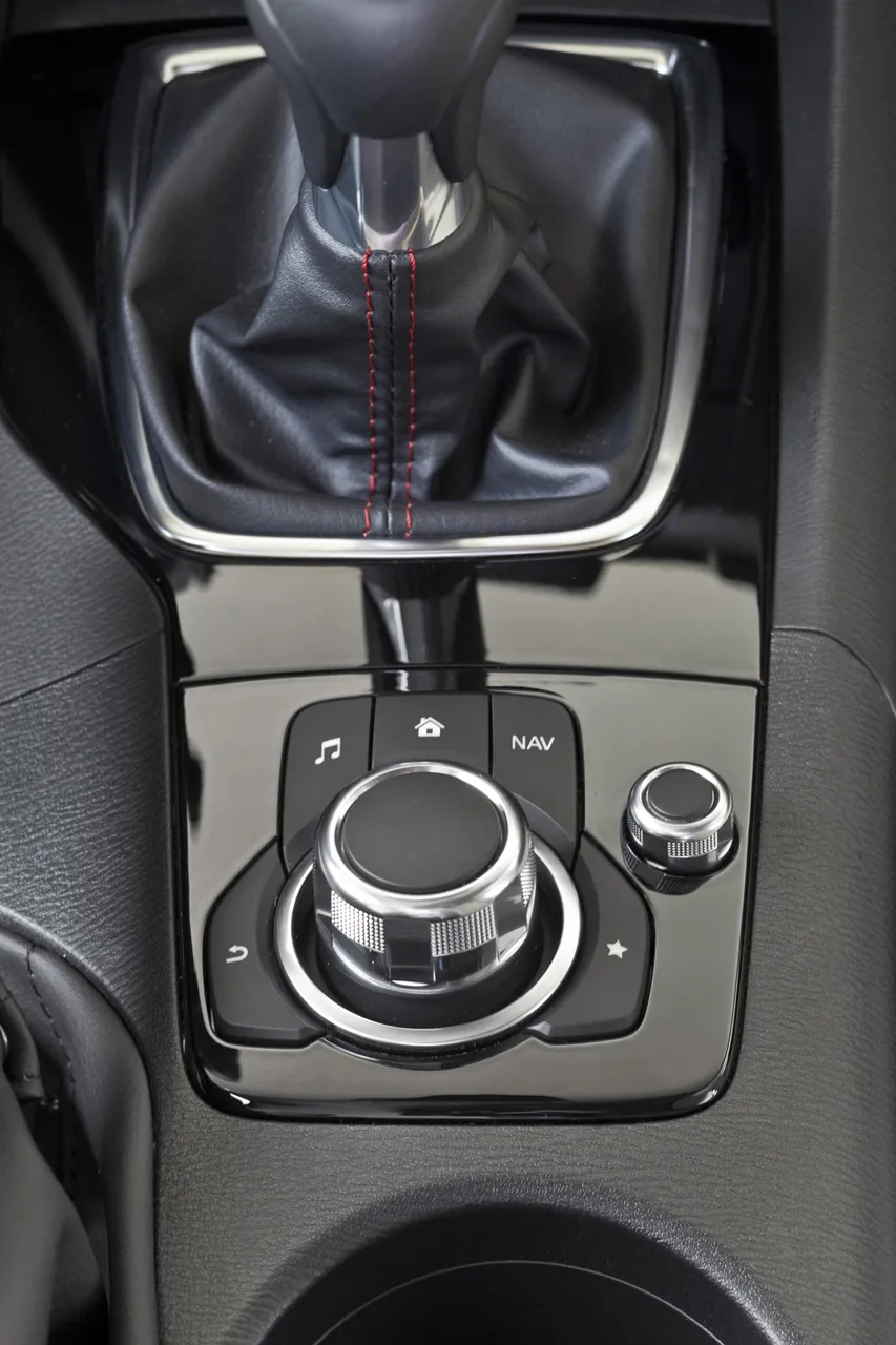 5242598-mazda3-2013-interior-24-jpg72.jpg