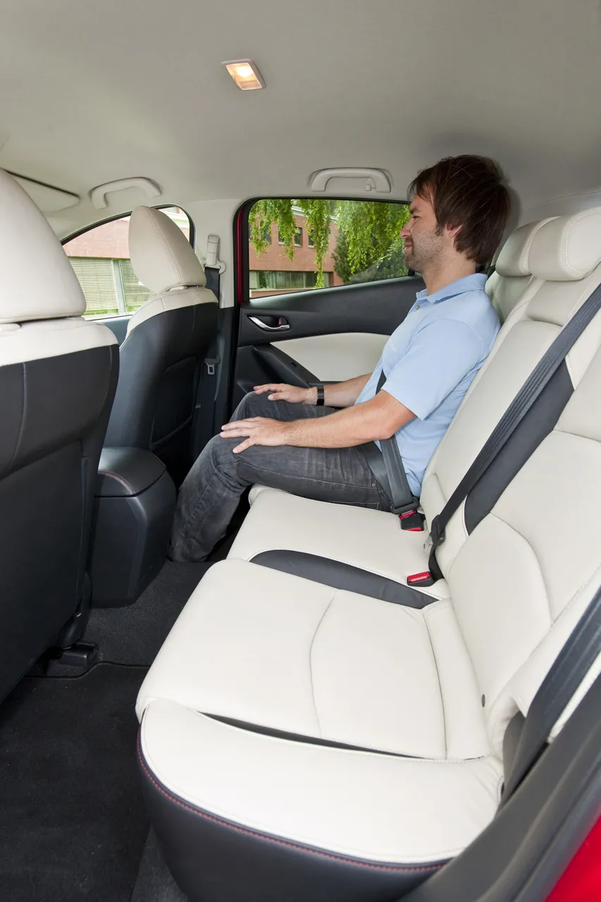 5242310-mazda3-2013-interior-03-jpg72.jpg