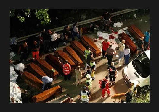 Trumny na ciała ofiar wypadku autobusu we Włoszech, źródło: profil The_New_Age