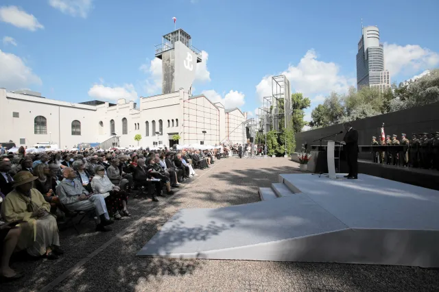 Bronisław Komorowski odznaczył powstańców warszawskich. "Walczmy o prawdę o powstaniu"