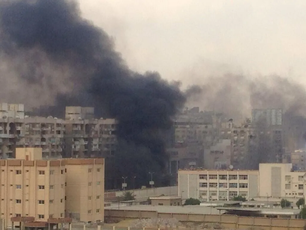 Strzały z minaretu meczetu Al Fateh