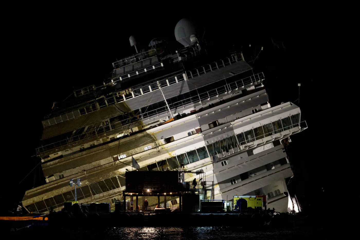 5419557-costa-concordia-podniesiona.jpg