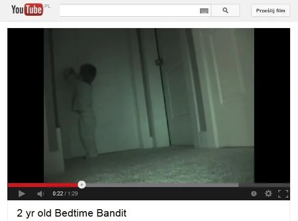 2-latek włamuje się do pokoju siostry, by ukraść ... [WIDEO]