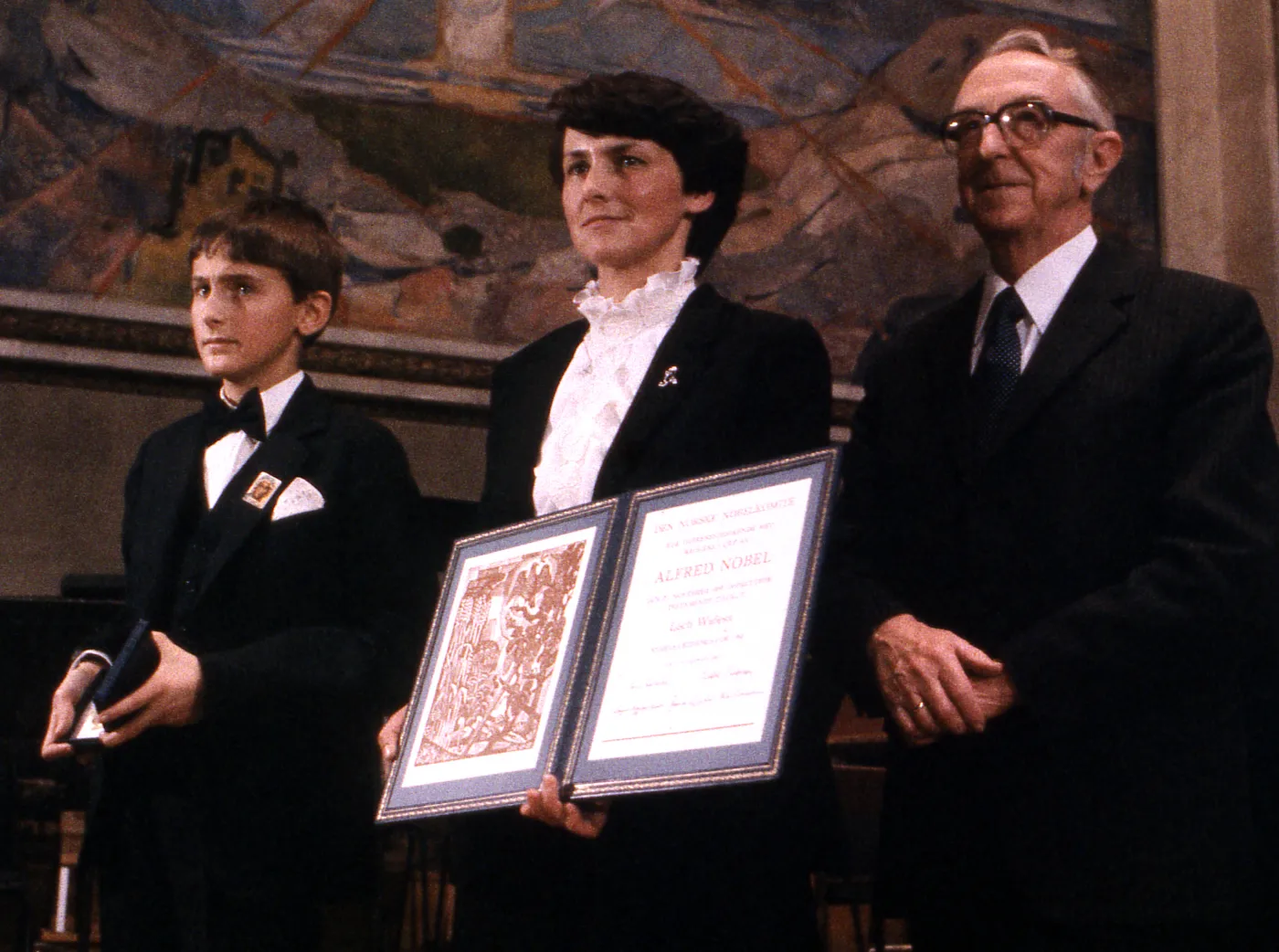 Danuta Wałęsa z synem odbiera Pokojową Nagrodę Nobla dla Lecha Wałęsy