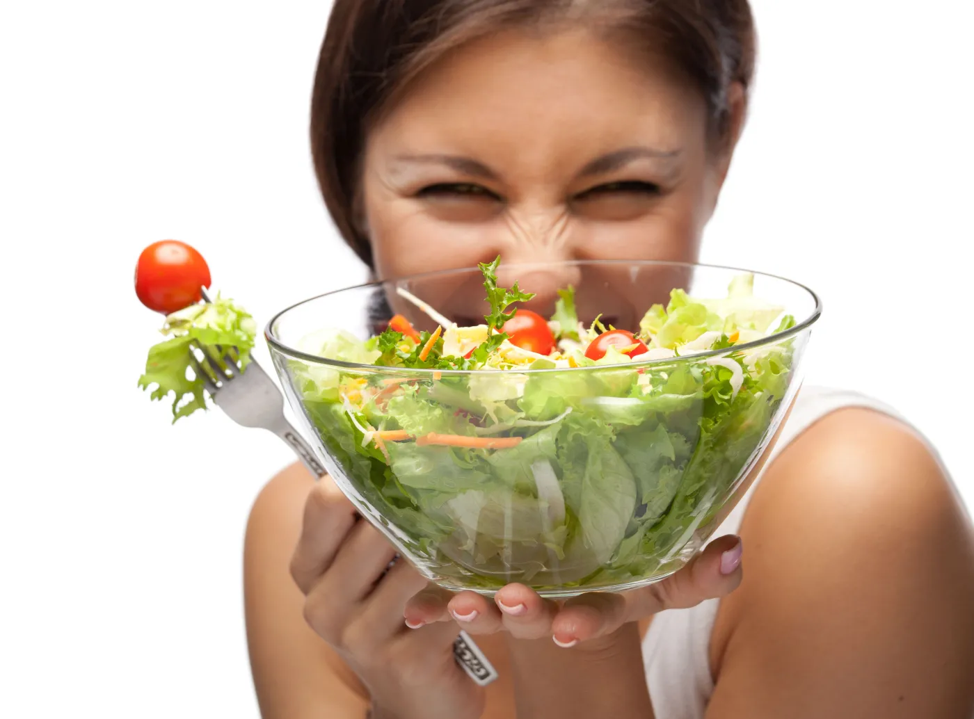 Kobieta je sałatkę warzywną