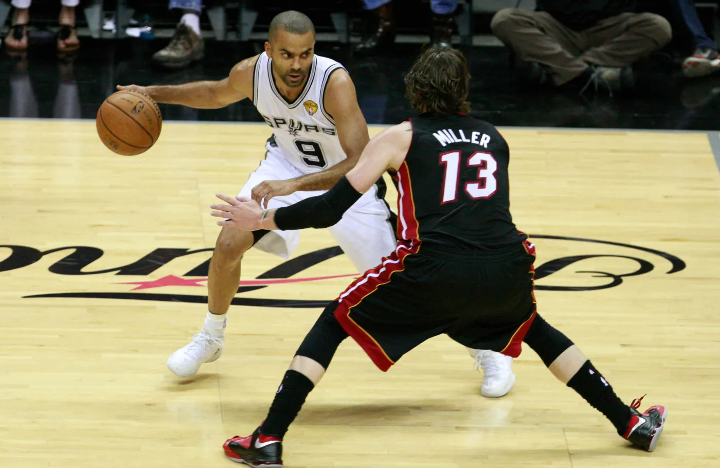 Tony Parker (w białym stroju)