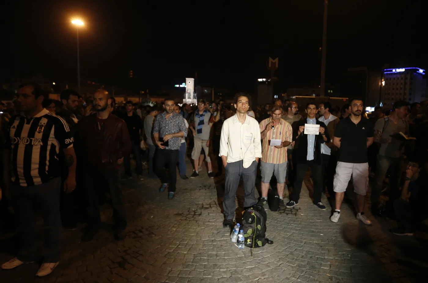 5098827-erdem-gunduz-na-placu-taksim.jpg