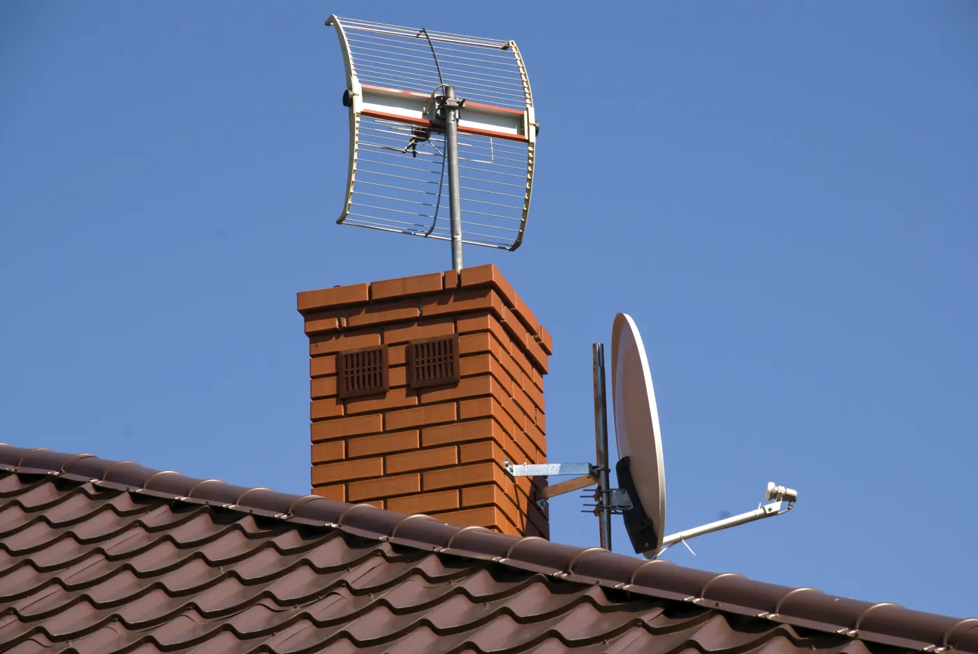 Antena satelitarna na dachu