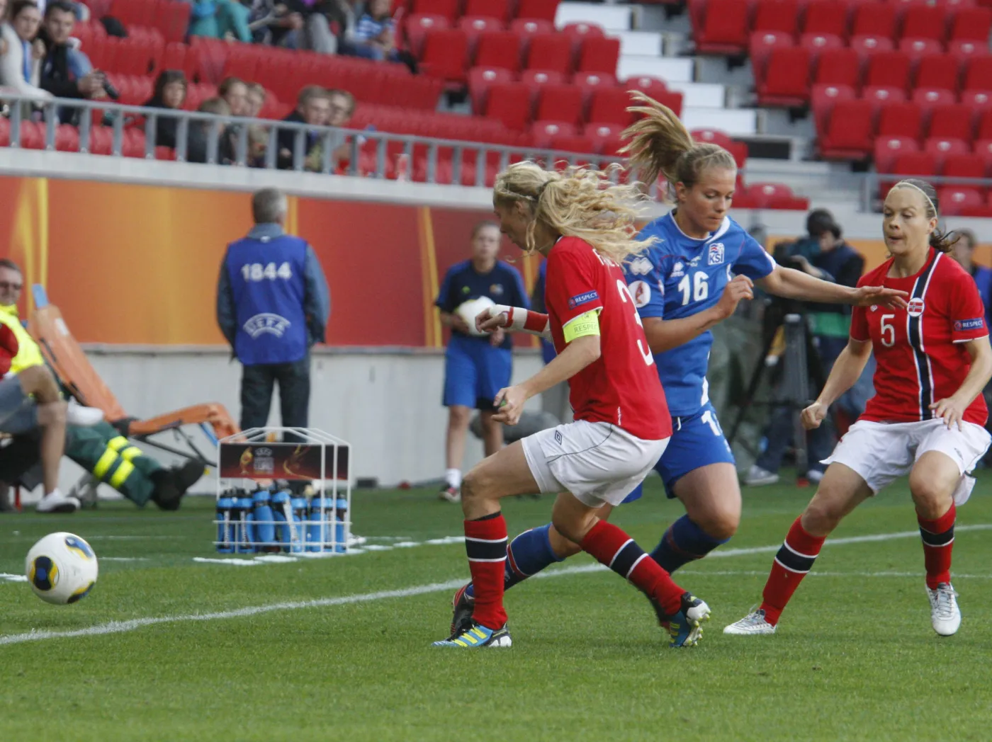 Marit Christensen  (w czerwonym stroju)