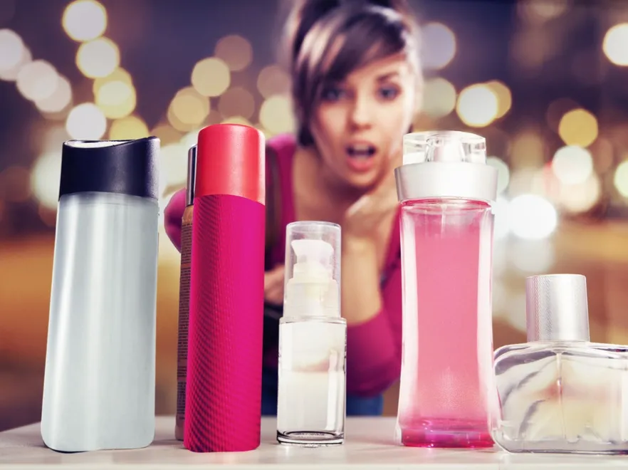 Kobieta oglądająca flakony z perfumami