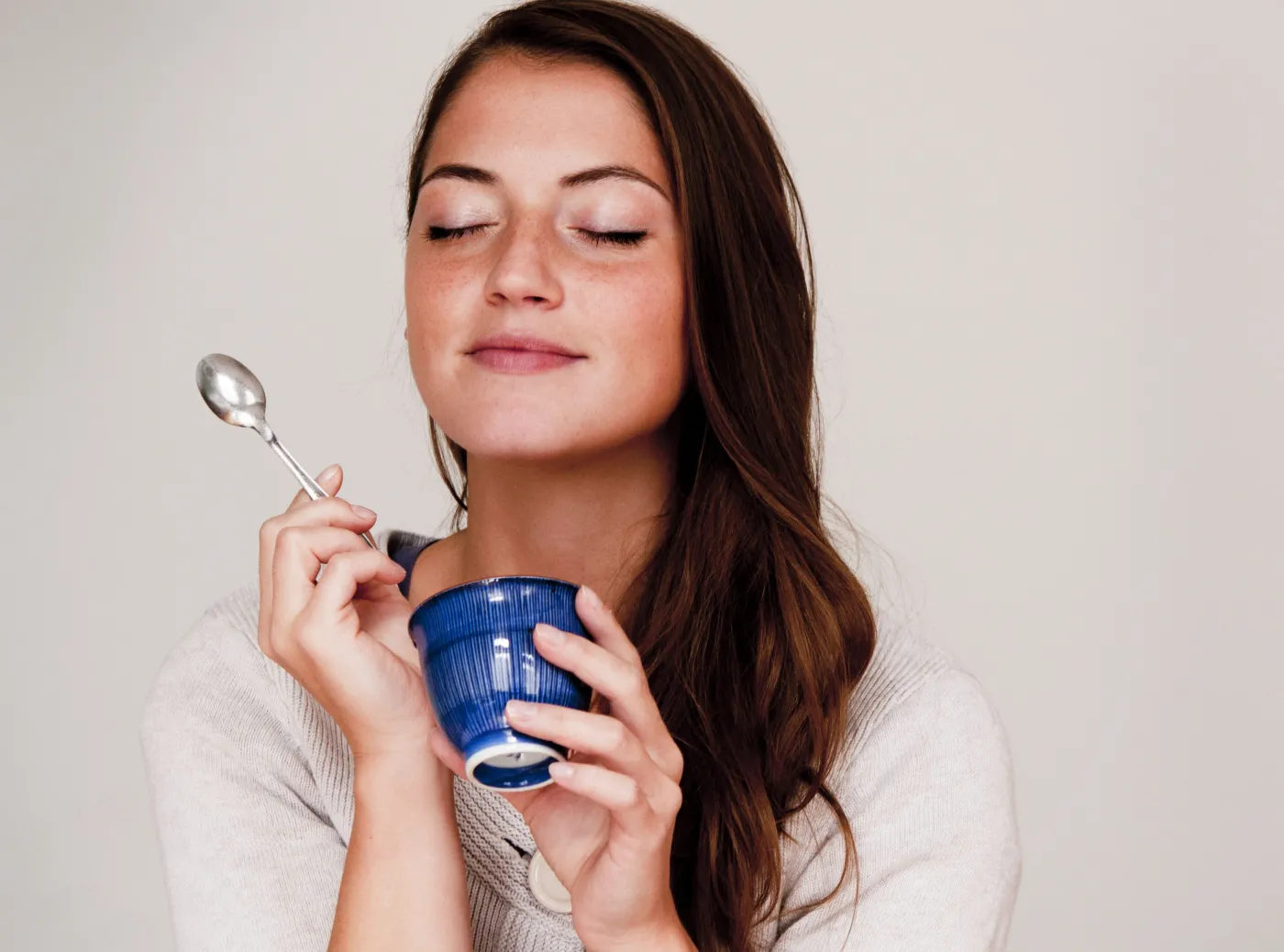 Kobieta delektuje się deserem