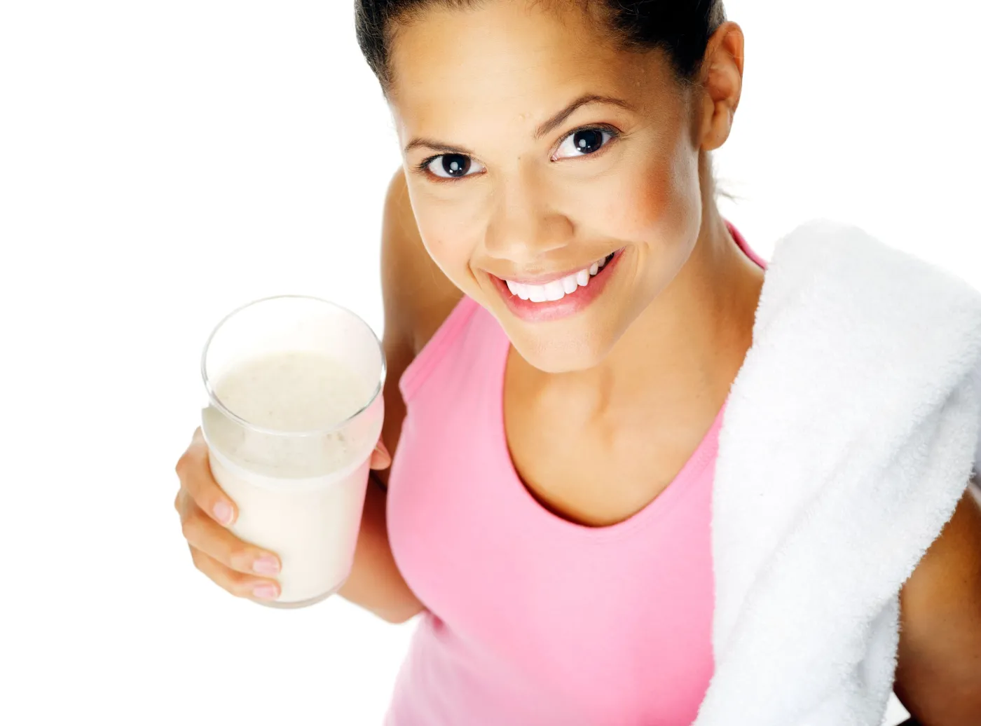 Kobieta ćwiczy i pije mleko