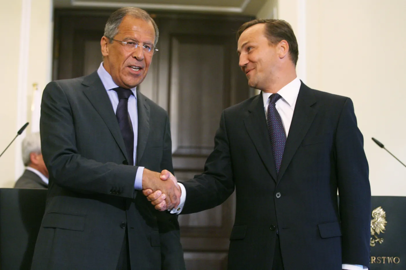 Ambasada rosyjska dostanie ponad 30 tys. zł. Sikorski ogłosił to na Twitterze