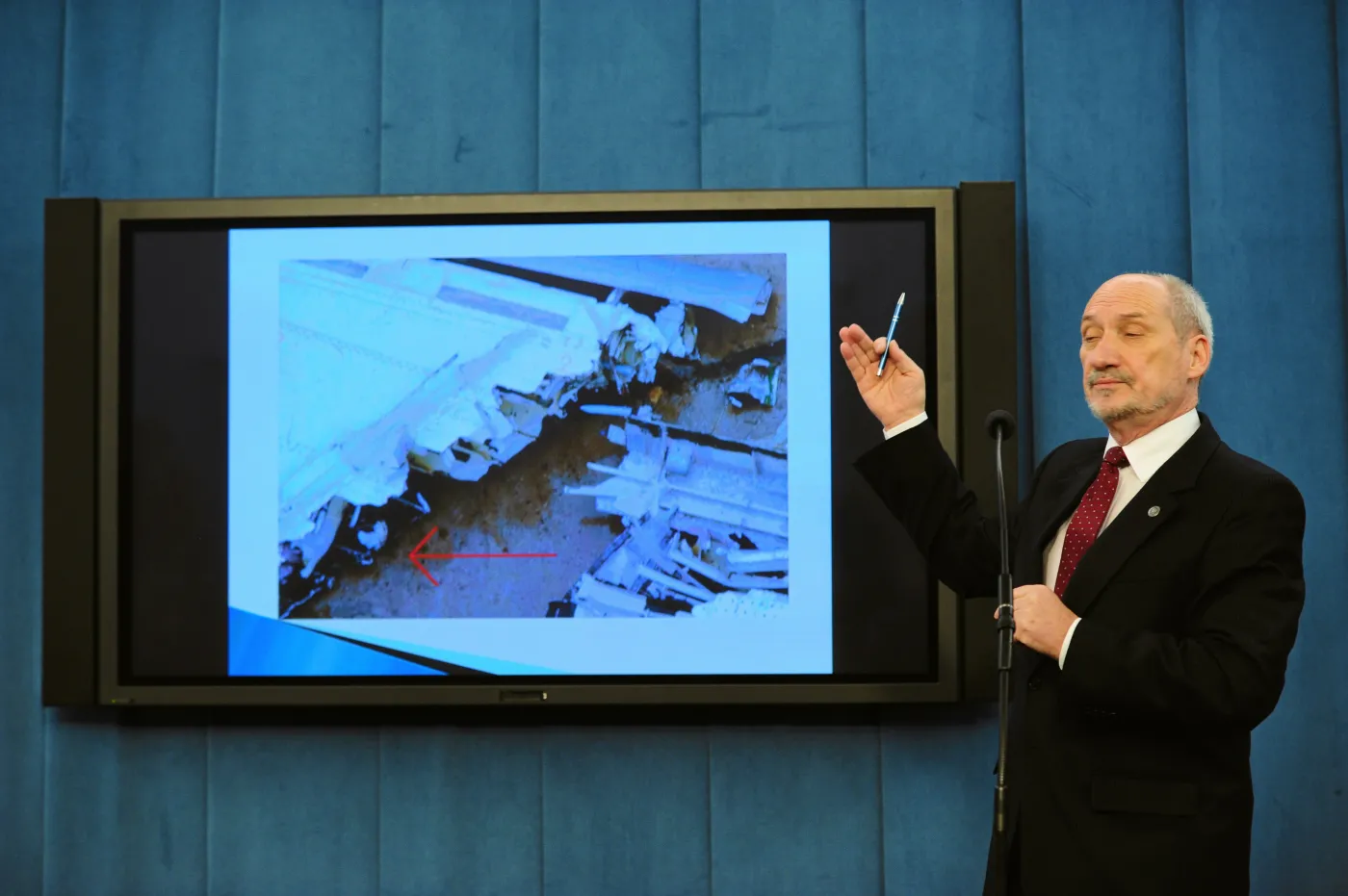 Macierewicz: Była eksplozja, która oderwała skrzydło