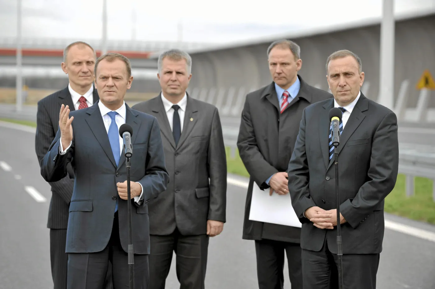 Donald Tusk i politycy PO: (Od prawej) Grzegorz Schetyna oraz Jacek Protasiewicz