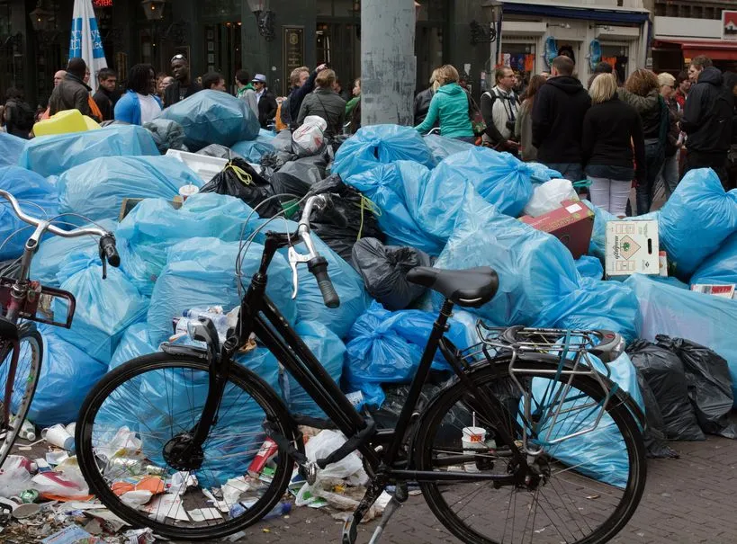 Holendrzy płacą piwem i papierosami za sprzątanie ulic