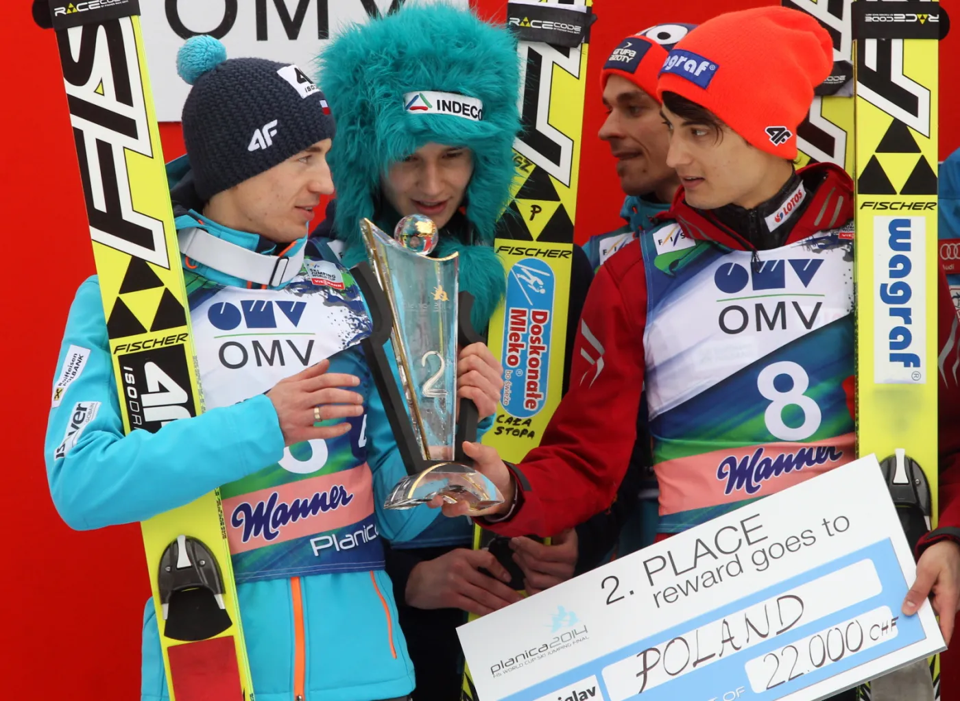 Na podium z trofeum Polacy - od lewej: Kamil Stoch, Klemens Murańka, Piotr Żyła i Maciej Kot po zajęciu drugiego miejsca w drużynowym konkursie Pucharu Świata w skokach narciarskich w słoweńskiej Planicy