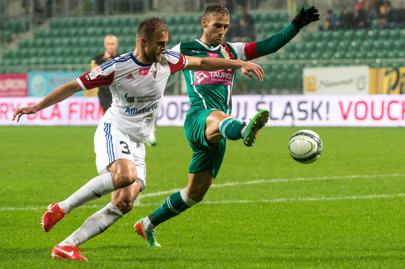 W akcji do piłki Marco Paixao (P) z miejscowego Śląska i Antoni Łukasiewicz (L) z Górnika Zabrze 