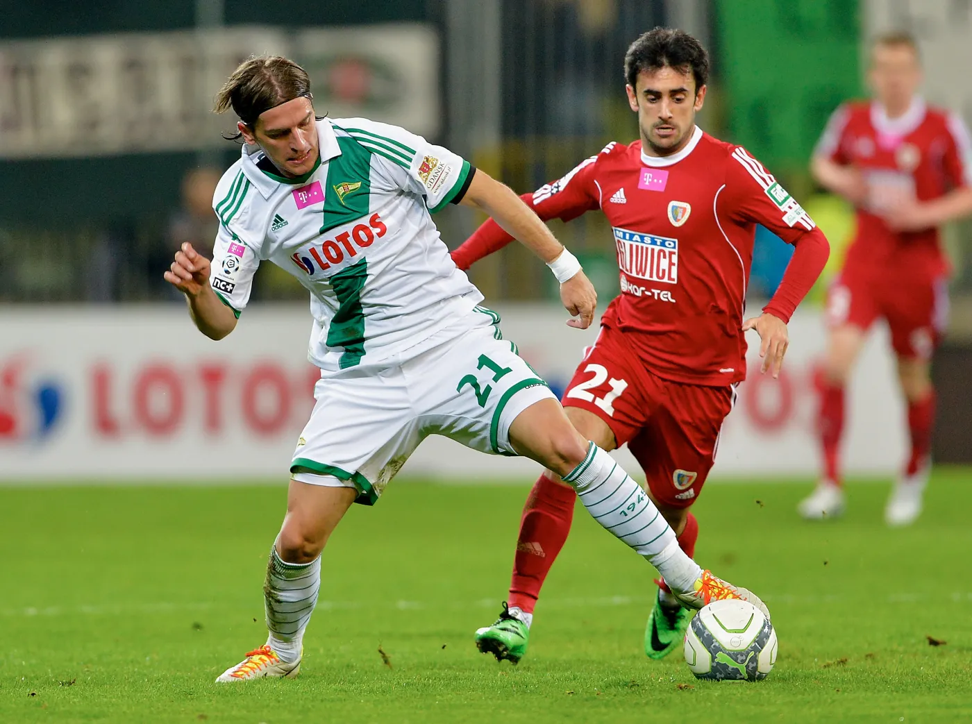 Piłkarz Lechii Gdańsk Stojan Vranjes (L) w pojedynku z Gerardem Badią (P) z Piasta Gliwice, podczas meczu T-Mobile Ekstraklasy, rozegranego na PGE Arena Gdańsk