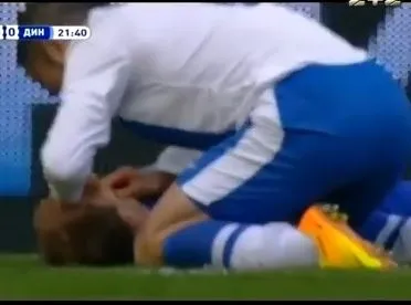 Ołeh Husiew leży na murawie