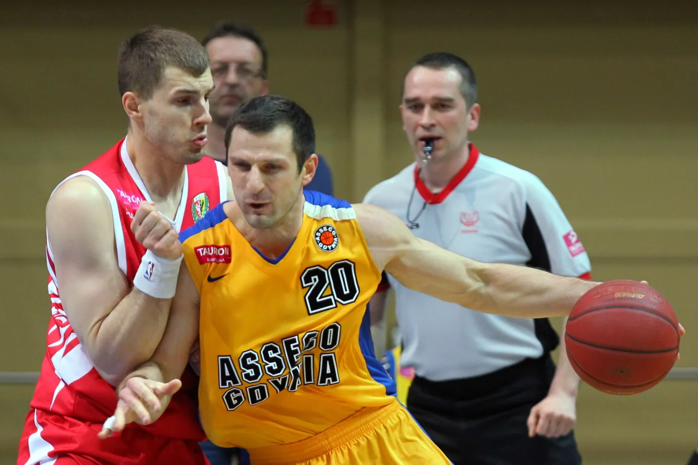 Napierający Piotr Szczotka (P) z miejscowego Asseco blokowany przez Krzysztofa Sulimę (L) ze Śląska Wrocław w meczu o miejsca 7-12 ekstraklasy 