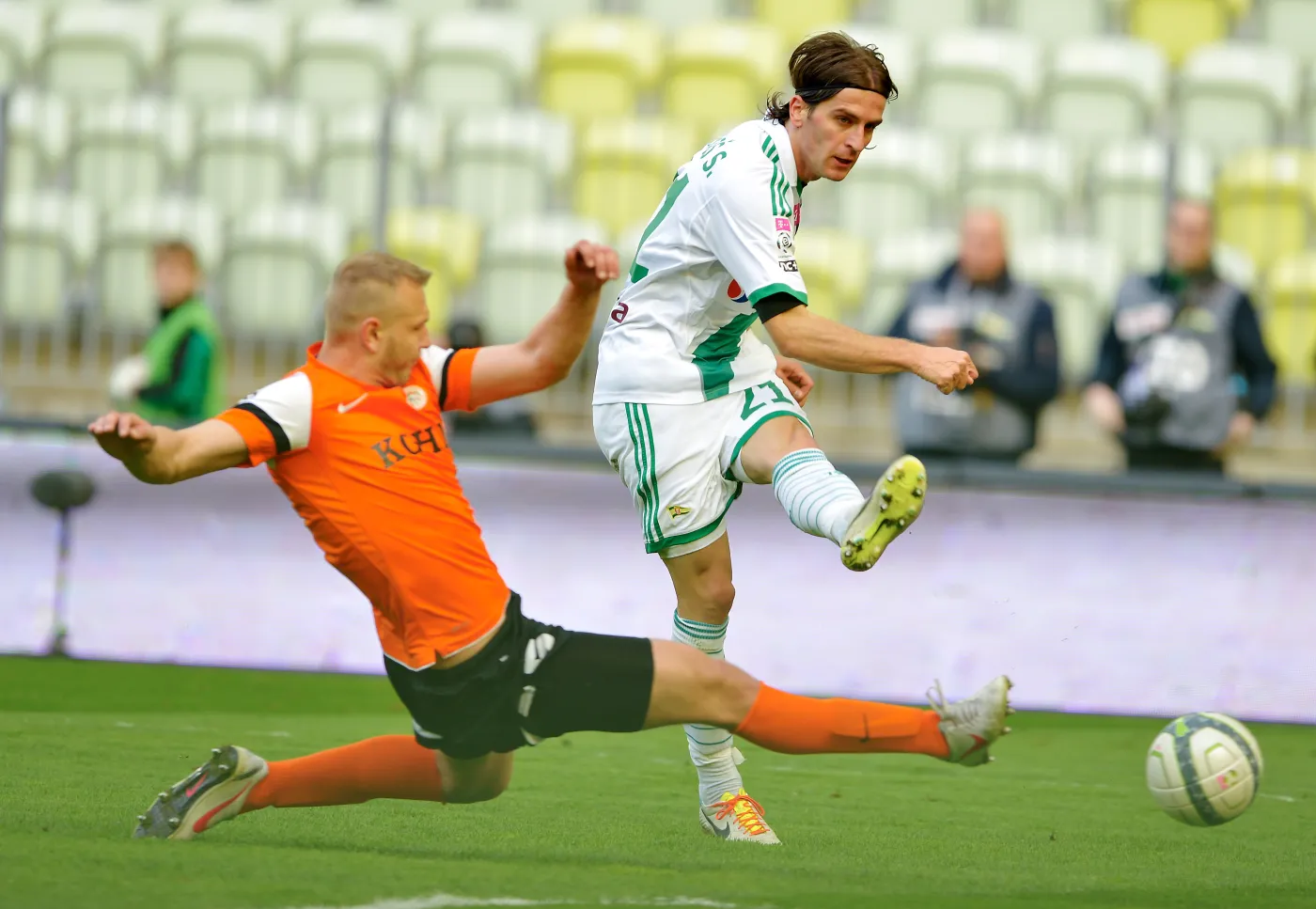 Piłkarz Lechii Gdańsk Stojan Vranjes (P) blokowany przez Adama Banasia (L) z Zagłębia Lubin 