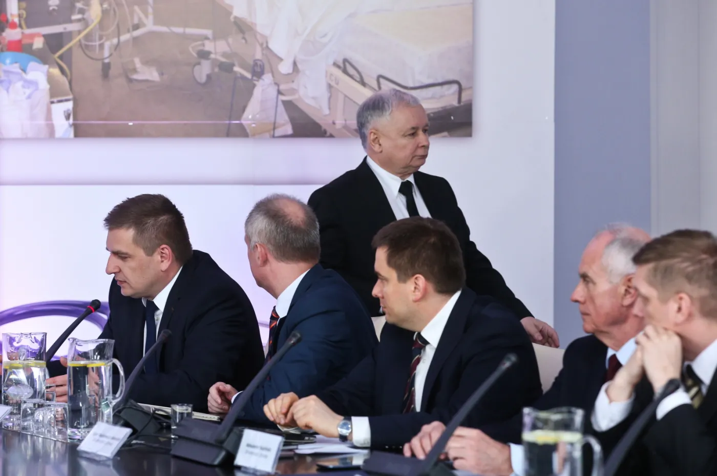  Prezes PiS Jarosław Kaczyński opuszcza salę, z lewej siedzi minister zdrowia Bartosz Arłukowicz, podczas debaty PiS nt. sytuacji w służbie zdrowia