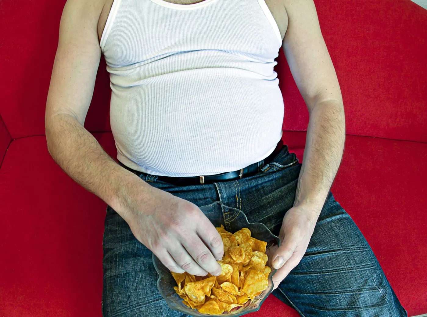 dieta chipsy otyłość kanapa