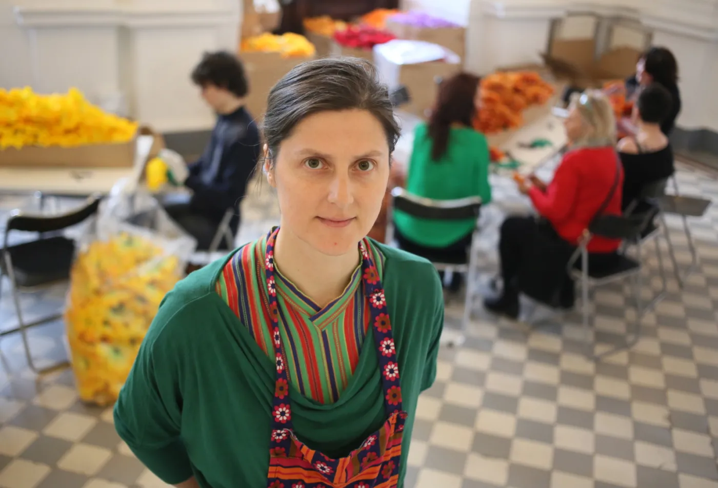 Autorka "Tęczy" Julita Wójcik w trakcie warsztatów zorganizowanych do przygotowania 22 tyś. sztucznych kwiatów w kolorach tęczy