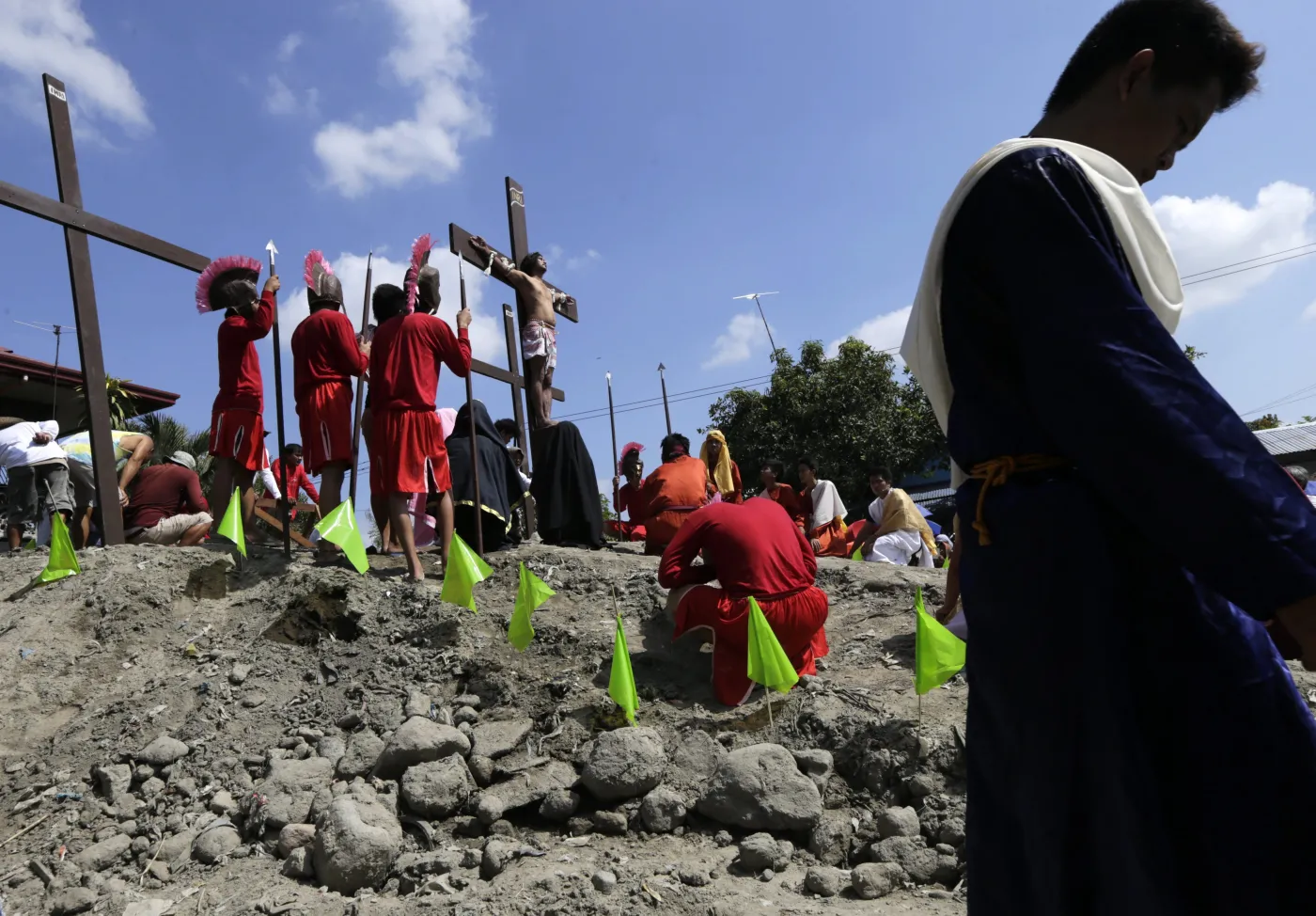 Potępiony rytuał wielkanocny z Filipin. Ludzie dobrowolnie się krzyżują