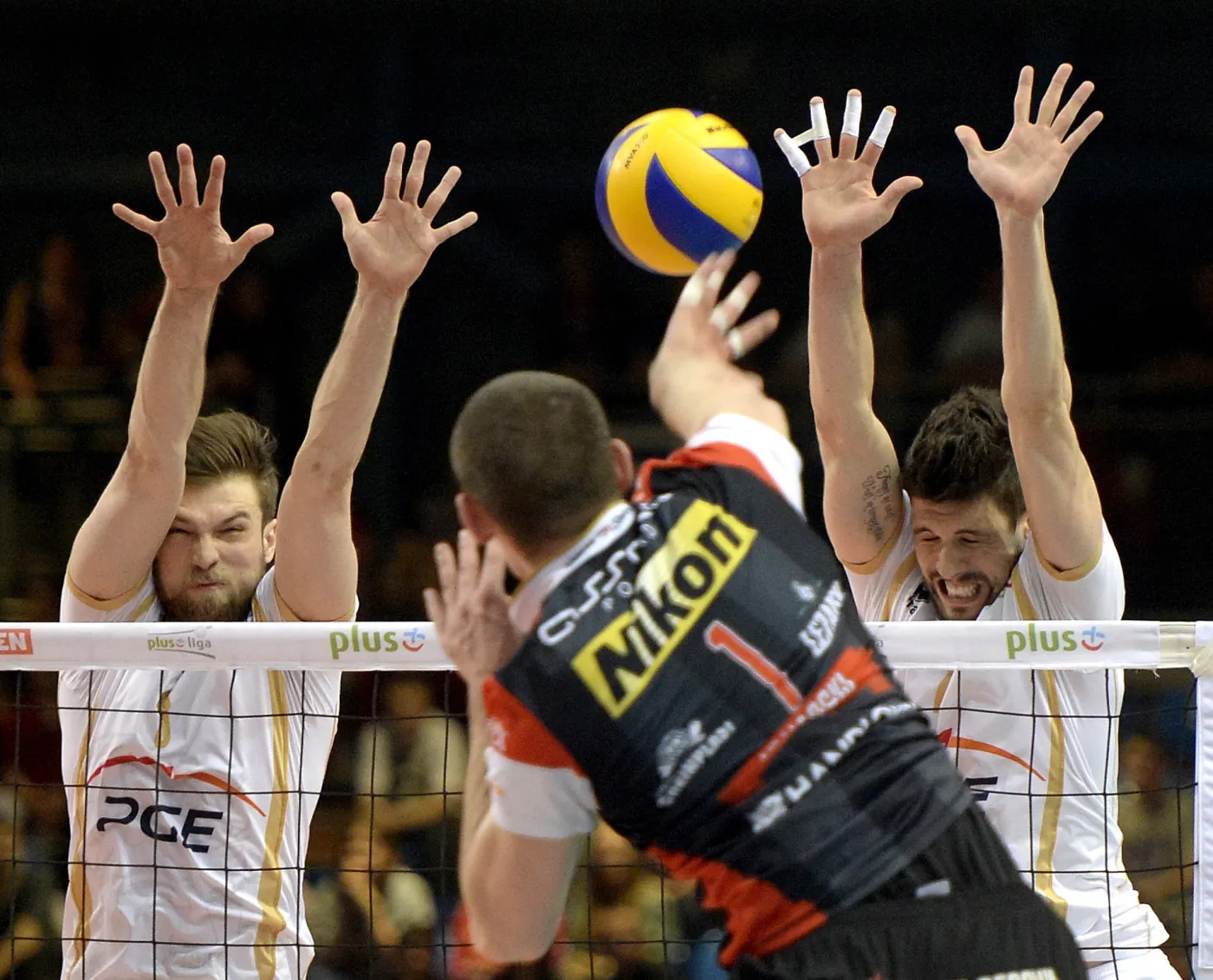 Piłkę zbija atakujący Dawid Konarski z miejscowej Asseco Resovii, blokują po drugiej stronie siatki Andrzej Wrona (L) i Facundo Conte (P) ze PGE Skra Bełchatów w drugim meczu play off finału ekstraklasy siatkarzy w Rzeszowie