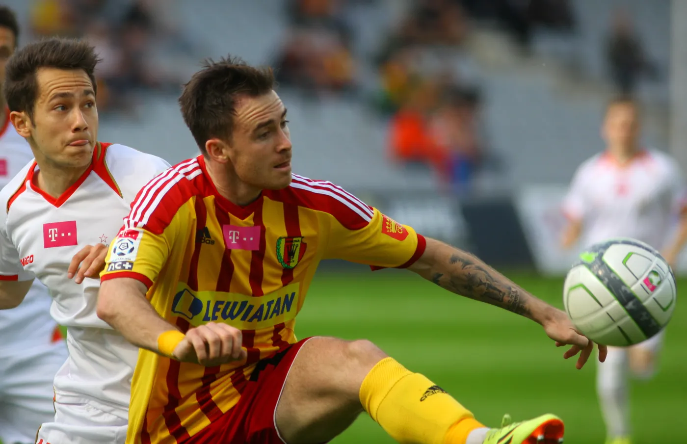 Zawodnik Korony Kielce Michał Janota (P) walczy o piłkę z Mariuszem Rybickim (L) z Widzewa Łódź podczas meczu grupy B polskiej Ekstraklasy