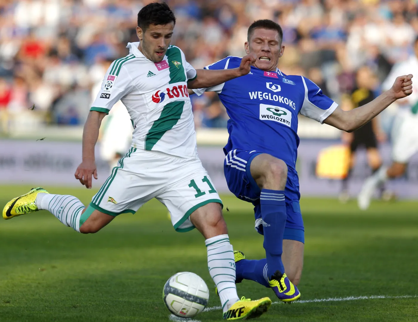 Zawodnik Ruchu Chorzów Marcin Malinowski (P) w pojedynku o piłkę z Maciejem Makuszewskim (P) z Lechii Gdańsk podczas meczu rundy finałowej polskiej Ekstraklasy