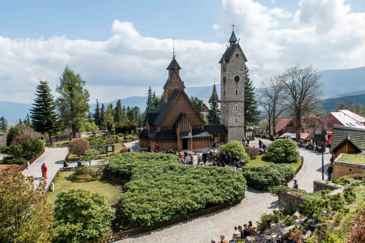 Tadeusz Różewicz pochowany obok pięknego kościoła. ZDJĘCIA