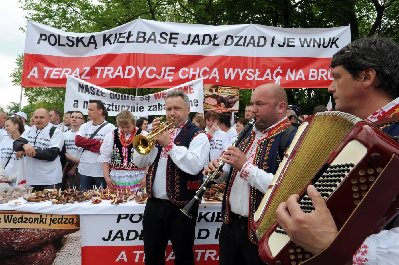 Protest producentów wędzonych wędlin przed Sejmem