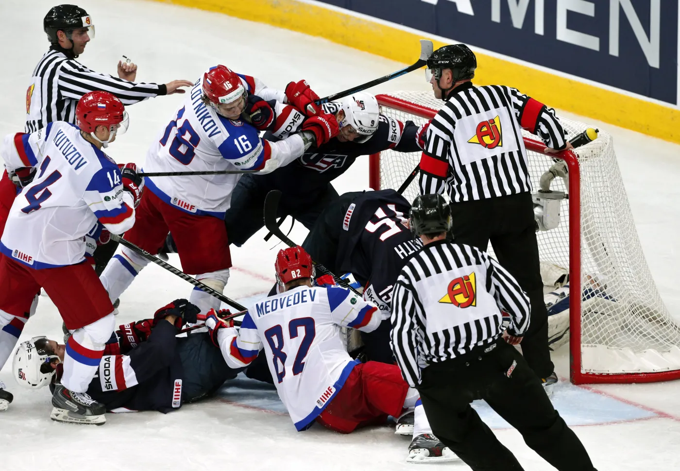 Bójka hokeistów podczas meczu USA - Rosja