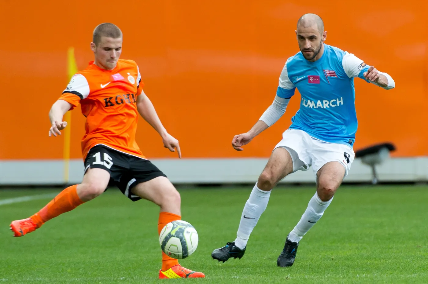 Zawodnik KGHM Zagłębia Lubin Adrian Błąd (L) w pojedynku o piłkę z Krzysztofem Nyklem (P) z Cracovii Kraków