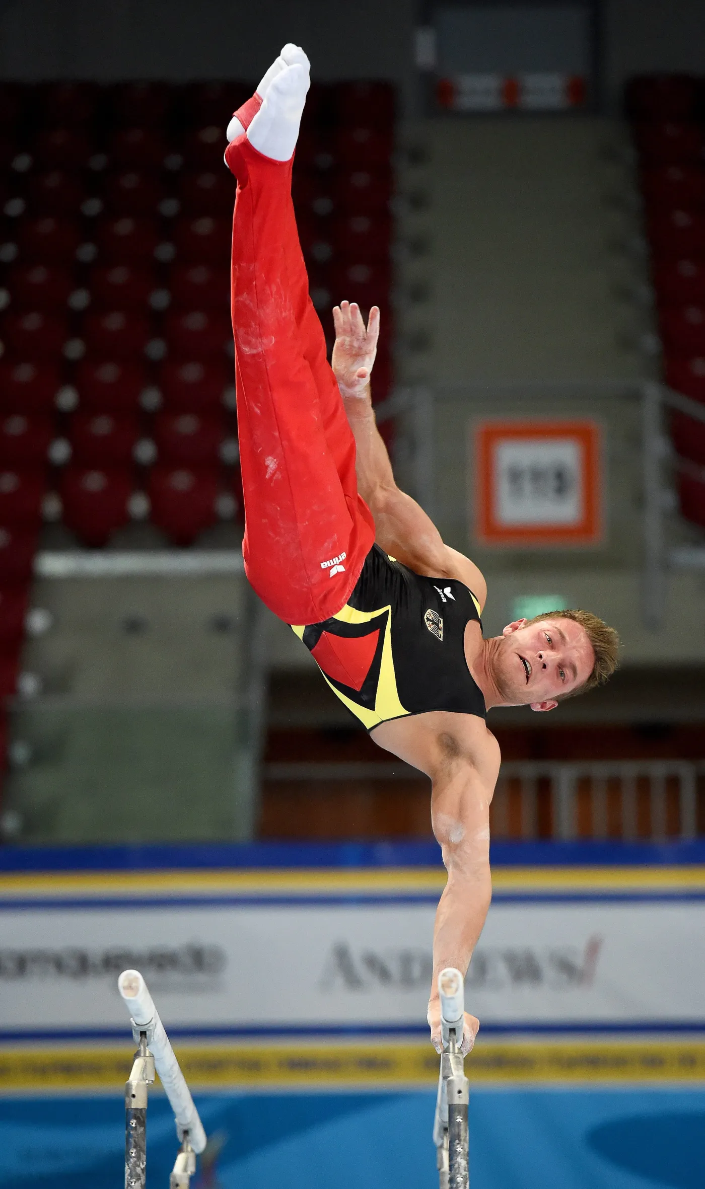 6322006-mistrzowie-akrobacji-walcza-o.jpg