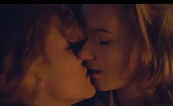 Kadr z teledysku "Revlovers" na You Tube