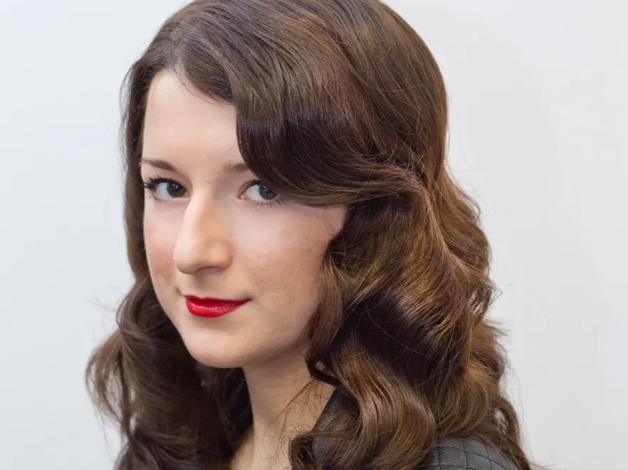 Karnawałowe szaleństwo we włosach: loki w stylu Dity von Teese krok po kroku