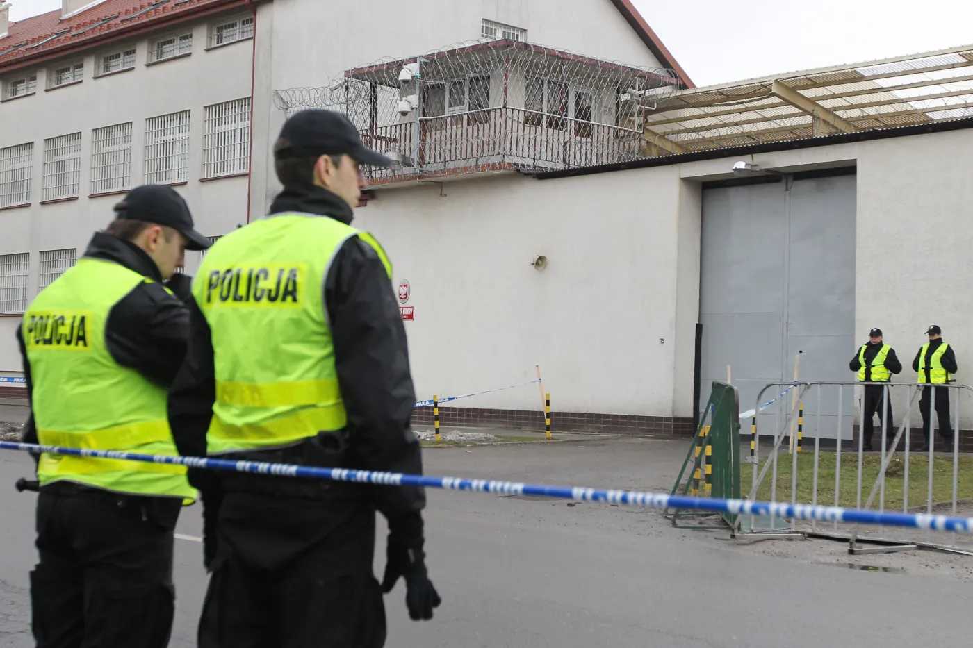 Policja przed Zakładem Karnym w Rzeszowie