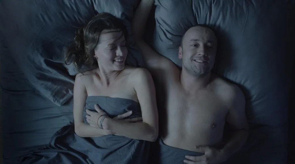 W łóżku z Czesławem Mozilem, jednym z siedmiu facetów (nie)potrzebnych od zaraz [ZDJĘCIA]