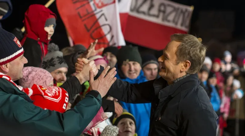 5945648-donald-tusk-kibicuje-polakowi.jpg